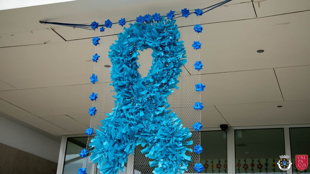  Laço Azul humano assinala Mês da Prevenção dos Maus-Tratos na Infância